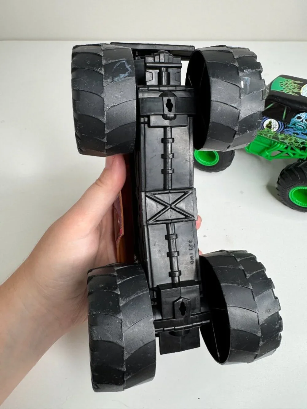 Monster Jam Monster Truck Toys Monster Mutt Grave Digger 1:24 Scale Plastic. The